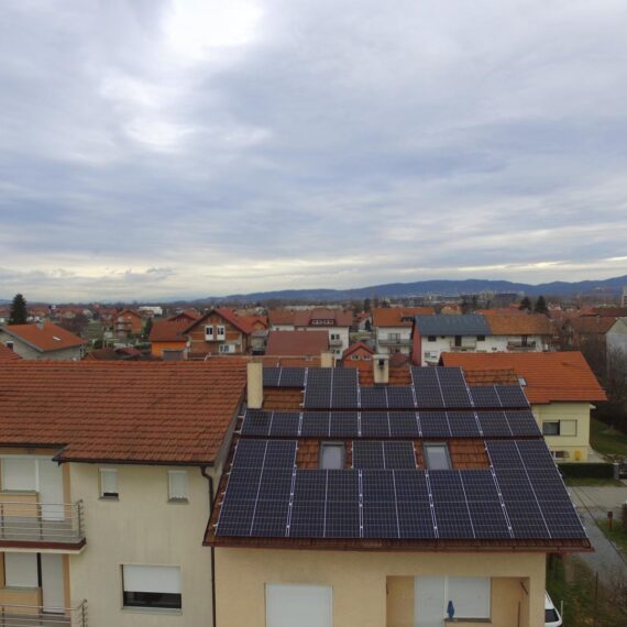 Ušteda energije s ugrađenim solarnim panelima